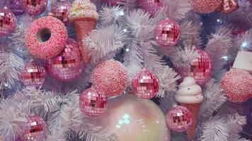 un blanco Navidad árbol con rosado y blanco decoraciones video