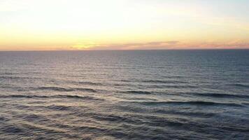 Oceano horizonte con puesta de sol cielo mosca encima. video