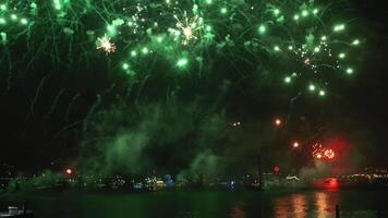 colorato fuochi d'artificio che esplode nel notte cielo. video