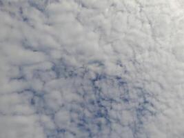 hermosas nubes blancas sobre fondo de cielo azul profundo. grandes nubes esponjosas suaves y brillantes cubren todo el cielo azul. foto