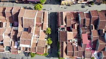 Haut vue de magnifique rustique toit dans salut un ancien ville 4k métrage video