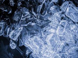 cubos de hielo fondo,cubitos de hielo textura, cubitos de hielo papel pintado, hielo ayuda a sensación refrescado y frio agua desde el cubos de hielo ayuda el agua actualizar tu vida y sensación bueno.hielo bebidas para refresco negocio foto