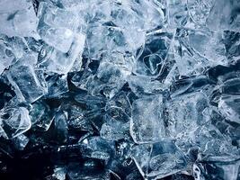 cubos de hielo fondo,cubitos de hielo textura, cubitos de hielo papel pintado, hielo ayuda a sensación refrescado y frio agua desde el cubos de hielo ayuda el agua actualizar tu vida y sensación bueno.hielo bebidas para refresco negocio foto