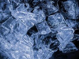 cubos de hielo fondo,cubitos de hielo textura, cubitos de hielo papel pintado, hielo ayuda a sensación refrescado y frio agua desde el cubos de hielo ayuda el agua actualizar tu vida y sensación bueno.hielo bebidas para refresco negocio foto