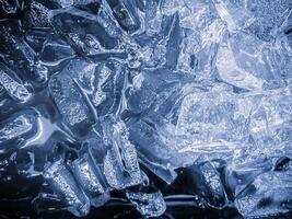 cubos de hielo fondo,cubitos de hielo textura, cubitos de hielo papel pintado, hielo ayuda a sensación refrescado y frio agua desde el cubos de hielo ayuda el agua actualizar tu vida y sensación bueno.hielo bebidas para refresco negocio foto