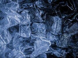 cubos de hielo fondo,cubitos de hielo textura, cubitos de hielo papel pintado, hielo ayuda a sensación refrescado y frio agua desde el cubos de hielo ayuda el agua actualizar tu vida y sensación bueno.hielo bebidas para refresco negocio foto