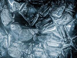 cubos de hielo fondo,cubitos de hielo textura, cubitos de hielo papel pintado, hielo ayuda a sensación refrescado y frio agua desde el cubos de hielo ayuda el agua actualizar tu vida y sensación bueno.hielo bebidas para refresco negocio foto