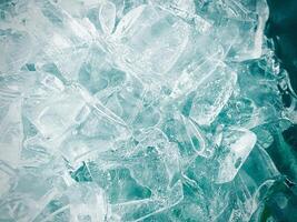 cubos de hielo fondo,cubitos de hielo textura, cubitos de hielo papel pintado, hielo ayuda a sensación refrescado y frio agua desde el cubos de hielo ayuda el agua actualizar tu vida y sensación bueno.hielo bebidas para refresco negocio foto