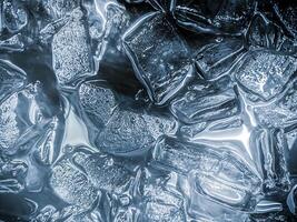 cubos de hielo fondo,cubitos de hielo textura, cubitos de hielo papel pintado, hielo ayuda a sensación refrescado y frio agua desde el cubos de hielo ayuda el agua actualizar tu vida y sensación bueno.hielo bebidas para refresco negocio foto