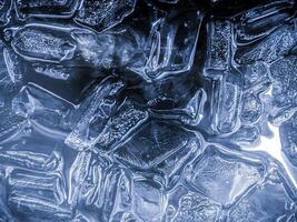 cubos de hielo fondo,cubitos de hielo textura, cubitos de hielo papel pintado, hielo ayuda a sensación refrescado y frio agua desde el cubos de hielo ayuda el agua actualizar tu vida y sensación bueno.hielo bebidas para refresco negocio foto