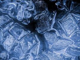 cubos de hielo fondo,cubitos de hielo textura, cubitos de hielo papel pintado, hielo ayuda a sensación refrescado y frio agua desde el cubos de hielo ayuda el agua actualizar tu vida y sensación bueno.hielo bebidas para refresco negocio foto