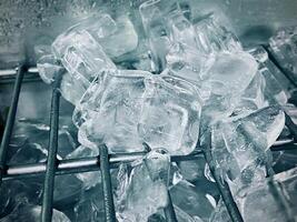 cubos de hielo fondo,cubitos de hielo textura, cubitos de hielo papel pintado, hielo ayuda a sensación refrescado y frio agua desde el cubos de hielo ayuda el agua actualizar tu vida y sensación bueno.hielo bebidas para refresco negocio foto