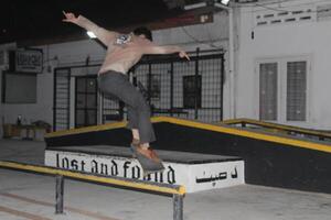 Indonesia - medan, 11 mercado 2024 un asiático hombre en un patineta haciendo trucos en un caja foto