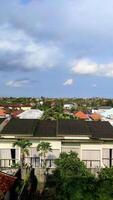ver de casa techos con azul cielo en residencial zona foto