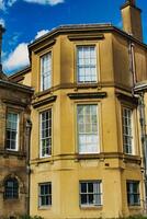 clásico europeo arquitectura con un claro azul cielo. el edificio caracteristicas un calentar beige fachada, grande ventanas, y tradicional cantería detalles en york, norte yorkshire, Inglaterra. foto