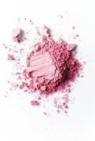 aplastada rosado sonrojo maquillaje polvo dispersión en un blanco antecedentes foto