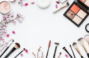 belleza productos y maquillaje cepillos arreglado en un blanco antecedentes para un cosmético escaparate foto