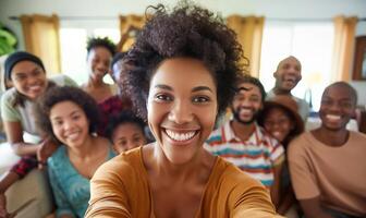 alegre multi generacional africano americano familia grupo selfie foto