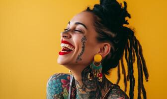 alegre urbano belleza con rastas y tatuajes foto