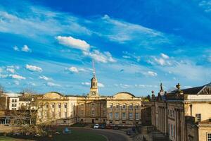 histórico edificio con un reloj torre debajo un azul cielo con mullido nubes en york, norte yorkshire, Inglaterra. foto