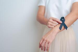 melanoma y cáncer de piel, mes de concientización sobre lesiones por vacunas y conceptos de descanso en paz. mujer sosteniendo cinta negra foto