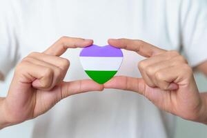queer orgullo día y lgbt orgullo mes concepto. púrpura, blanco y verde corazón forma para lesbiana, homosexual, bisexual, Transgénero, género queer y pansexual comunidad foto