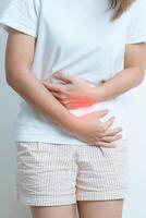 mujer con dolor de estómago. cáncer de ovario y de cuello uterino, trastorno del cuello uterino, endometriosis, histerectomía, fibromas uterinos, sistema reproductivo, menstruación, diarrea y concepto de embarazo foto