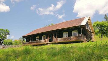 antiguo de madera casa. el nacional de madera casa de el nacional boikivshchyna en el ucranio montes de Cárpatos. video