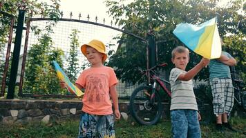 Ukraine kerson 17.10.2022 les enfants dans Ukraine pendant le guerre agitant ukrainien drapeaux. video