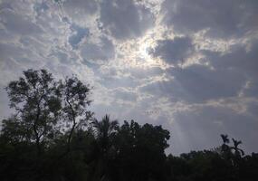 el ligero desde el Dom brillante mediante el nubes foto