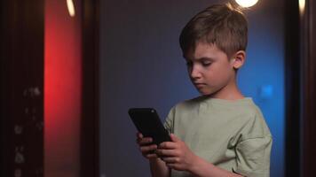 Porträt von ein Junge spielen ein alt retro Konsole Spiel video