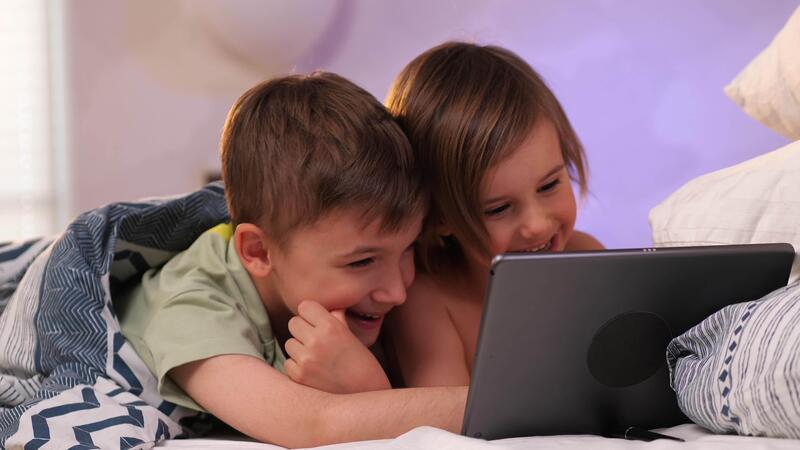 Bruder und Schwester auf das Tablette Vor gehen zu Bett Lügen im Bett 43694367 Stock-Video bei Vecteezy