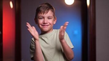 ragazzo battimani il suo mani e sorridente video