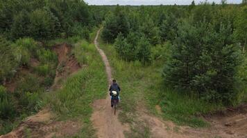 antenn se av en barn ridning i en cykel stol video