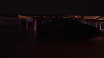 asustado triste solitario pequeño chico escondido debajo cama durante tormenta y relámpago video