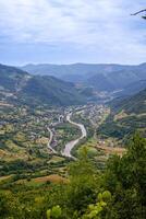 cárpato montañas rango, Ucrania. cárpato ver de un montaña río y pueblo foto