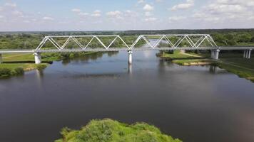 aéreo ver de un reforzado hormigón transporte puente terminado un amplio río video