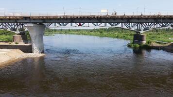 vôo debaixo a ponte.a zangão debaixo a ponte Próximo para a ultrapassar moscas para a rio. video