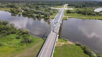 aéreo ver de un reforzado hormigón transporte puente terminado un amplio río video