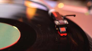vinyl spela in varelse spelade på en modern skivspelare video