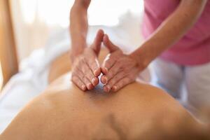 masajista haciendo masaje con manos en recuperación centrar foto