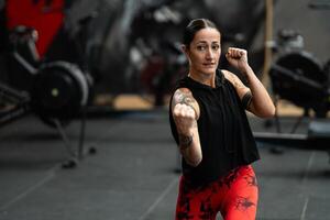 hembra marcial artista formación en un gimnasio foto