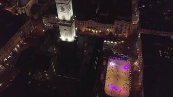 Arial vue de ville lviv, Ukraine rynok carré populaire touristique destination dans Noël temps video