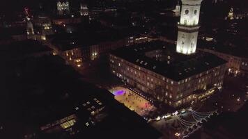 arial ver de ciudad lviv, Ucrania rynok cuadrado popular turístico destino en Navidad hora video