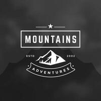 montañas logo emblema ilustración. vector