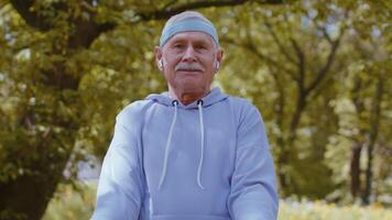 Senior homem exercício, fazer haltere peso elevação exercícios, praticando Esportes Treinamento dentro parque video