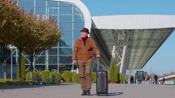 senior opa toerist Gaan naar Internationale luchthaven terminal voor instappen Aan vlak voor op reis video