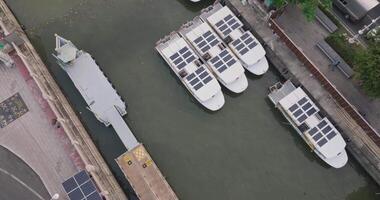 ein Antenne Aussicht von Solar- angetrieben Shuttle Boote geparkt beim das Solar- Hafen video