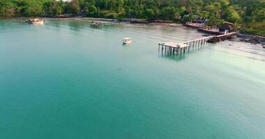 aérien drone vue de le tropical plage avec clair turquoise mer, blanc le sable et paume arbre video