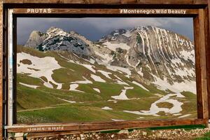 puesta de sol ver de prutas montaña en Durmitor nacional parque en montenegro nieve permanece en el montaña. famoso excursionismo destino. la unesco mundo patrimonio sitio. foto